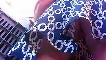 Vídeo Grego de Calcinha: Gata Quente Flagrada por Baixo da Saia