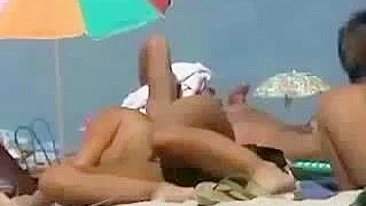 Gata Peituda e Sem Vergonha na Praia com Bunda Nua Incrível!