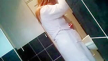 Vídeo Voyeur Escondido no Banheiro: Mãe Nua Espionada na Câmera