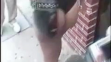 Quente! Latina Rabuda Rebola na Câmera Escondida Andando na Rua