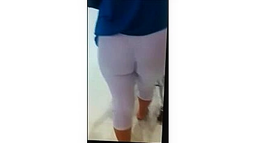 Milf de Legging Branca Justa Espiada em Cam no Mercado