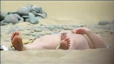 Olhe o Casal Nu Voyeur na Praia Filmado em Vídeo Quente