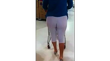 MILF de Legging Branca Justa Espiada em Câmera no Shopping
