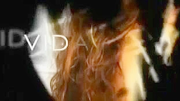 Gata com Bunda Firme em Biquíni Minúsculo Exibindo na Academia