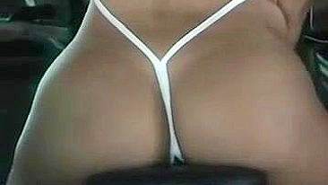 Gata com Bunda Firme em Biquíni Minúsculo Exibindo na Academia