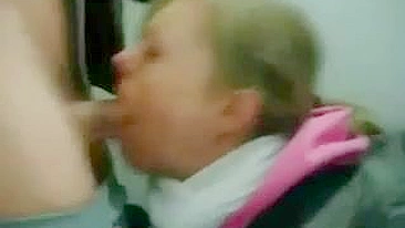 Vídeo Pornô Secreto no Banheiro de Alemã Chupando o Namorado