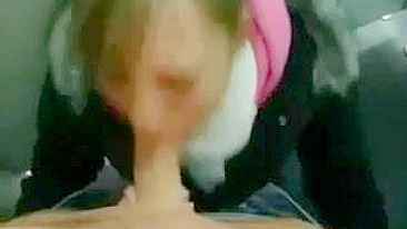 Vídeo Pornô Secreto no Banheiro de Alemã Chupando o Namorado