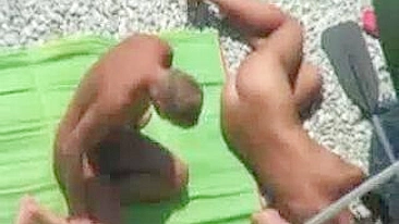 Vídeo Pornô Voyeur Sexy de Casal Transando de Surpresa na Praia