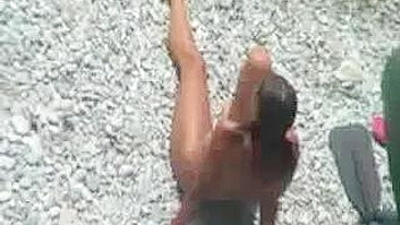 Vídeo Pornô Voyeur Sexy de Casal Transando de Surpresa na Praia