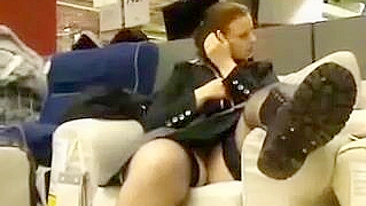 Garota Exibicionista Brincando com Vibrador na Loja de Móveis