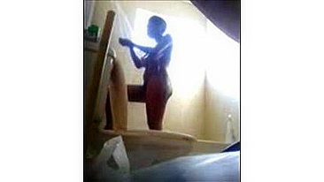 Clipes de Chuveiro Escondido: Gata Quente Espiada na Câmera