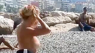Praia da Riviera Francesa: Garota Francesa de Topless Filmada em Câmera Voyeur