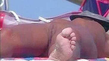 Vídeo Voyeur de Praia Nua: Mulheres Gostosas Mostrando Bucetas