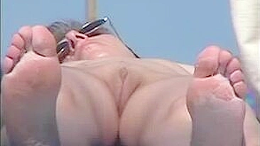 Vídeo Voyeur de Praia Nua: Mulheres Gostosas Mostrando Bucetas