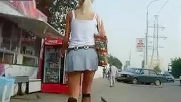 Cheerleader Safada Provocando a Buceta por Baixo da Saia no Clipe!