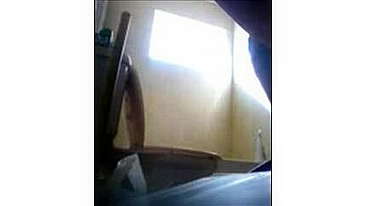 Vizinho Safado Espalha Vídeos Espiões de Gata Gostosa no Banho!