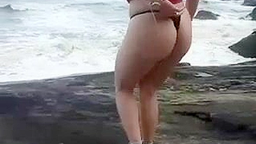 Clipe de Voyeur: Dona de Casa com Bunda Grande na Praia