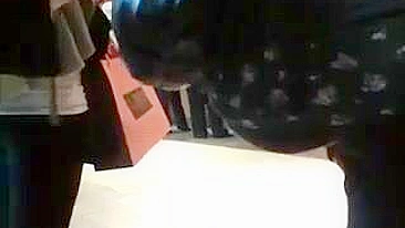 Vídeo de Câmera Escondida Espionando Bunda Sexy de Garota Voyeur