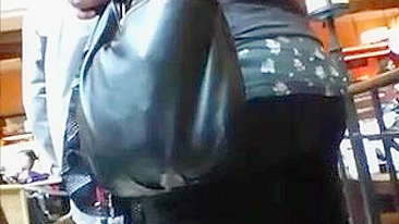 Vídeo de Câmera Escondida Espionando Bunda Sexy de Garota Voyeur
