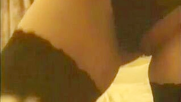 Câmera Escondida em Quarto de Hotel: Prostituta Gostosa Mostra Buceta