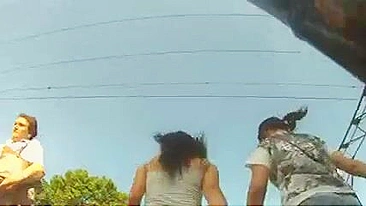 Melhor Vídeo Upskirt: Gata de Jeans Apertada Mostra a Bunda