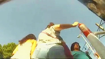 Melhor Vídeo Upskirt: Gata de Jeans Apertada Mostra a Bunda