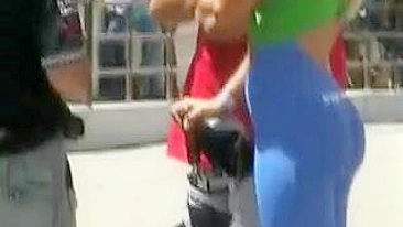 Gostosa de Bunda Sexy em Calça Apertada Filmada por Voyeur