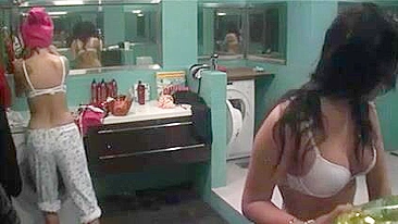 Irmão Peladão Filma Garotas Gostosas Nuas no Chuveiro