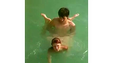 Vídeo Obsceno de Voyeur na Praia: Casal Fodendo na Água