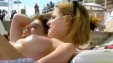 Gata Peituda Topless Espiada Por Câmera Voyeur Na Praia
