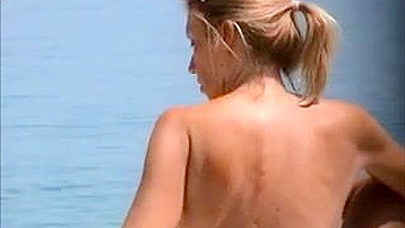 Praia Curvilínea Da Riviera Francesa, Loira Francesa Filma Topless