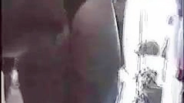 Latina Rabuda Filmada por Câmera Escondida Andando na Rua