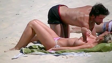 Gata de Biquíni Topless com Peitões de Cair o Queixo na Praia