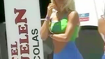 Gata com Bunda Sexy em Calça Justa Flagrada por Câmera Voyeur