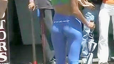 Gata com Bunda Sexy em Calça Justa Flagrada por Câmera Voyeur