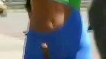 Gata com Bunda Sexy em Calça Justa Flagrada por Câmera Voyeur