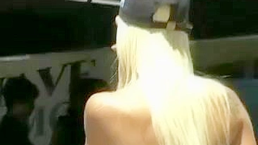 Gata com Bunda Sexy em Calça Justa Flagrada por Câmera Voyeur