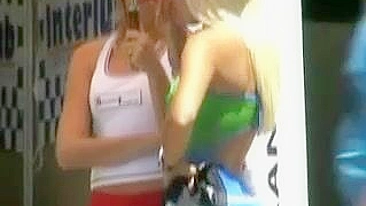 Gata com Bunda Sexy em Calça Justa Flagrada por Câmera Voyeur