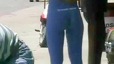Gata com Bunda Sexy em Calça Justa Flagrada por Câmera Voyeur