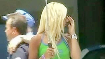 Gata com Bunda Sexy em Calça Justa Flagrada por Câmera Voyeur