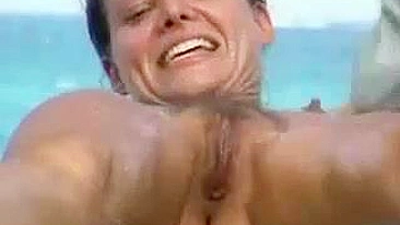 Filme Voyeur de Esposa Quente Mostrando Peitos e Buceta na Praia