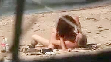 Casal Amador Filmado às Escondidas Transando na Praia