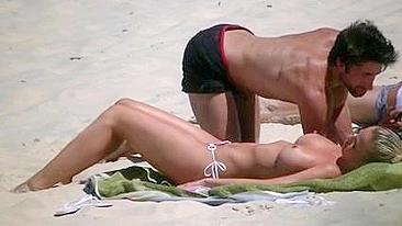 Garota na Praia sem Top: Peitinhos e Peitões Impressionantes em Biquíni