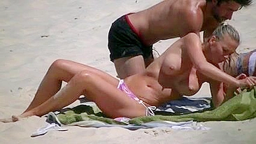 Garota na Praia sem Top: Peitinhos e Peitões Impressionantes em Biquíni