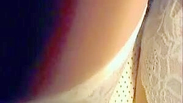 Mulher Sensual de Meias Brancas Provoca com Corpo Sedutor Sob Saia Curta