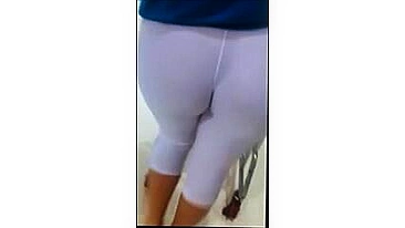 Milf Sexy em Legging Branca Justa Espiada por Câmera Candid na Loja