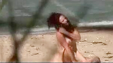 Casal Amador Filmado às Escondidas Fazendo Sexo Quente na Praia