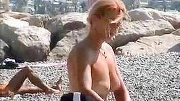 Francesa na Praia da Riviera Filmada de Topless em Câmera Voyeur