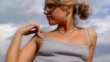 Vídeo de Calcinha Sem Cueca, Garota Mostra Buceta em Público