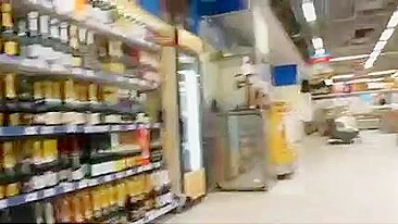 Vídeo de Calcinha sob a Saia com Meias Brancas no Supermercado